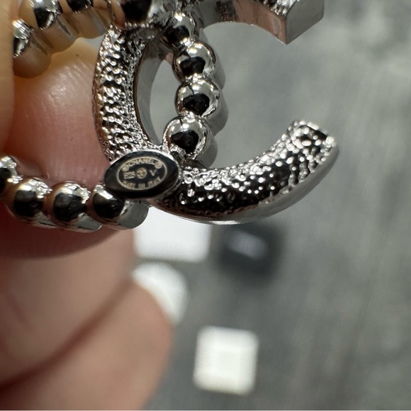 CHANEL CC LOGO STUD EARRINGS WITH PEARLS - Picture 4 of 14